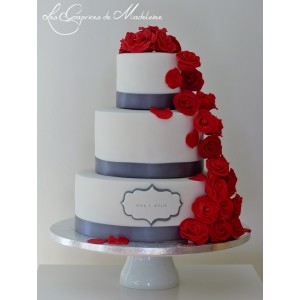 wedding cake roses rouges